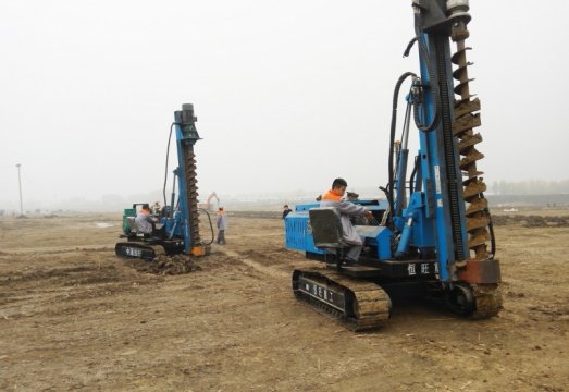 80餘台光(guang)伏樁機(ji)設備助(zhù)力華能(néng)20MW光伏電(diàn)站工程(cheng)樁項目(mu)建設