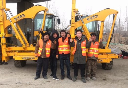 公路(lù)護欄打(dǎ)樁機在(zai)黃石高(gao)速公路(lù)藁城至(zhi)石家莊(zhuāng)段工程(chéng)施工