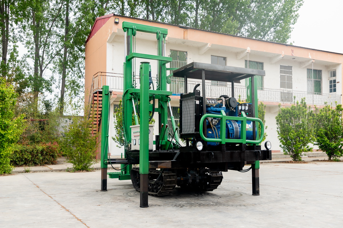 5寸橡膠履(lü)帶鑽機