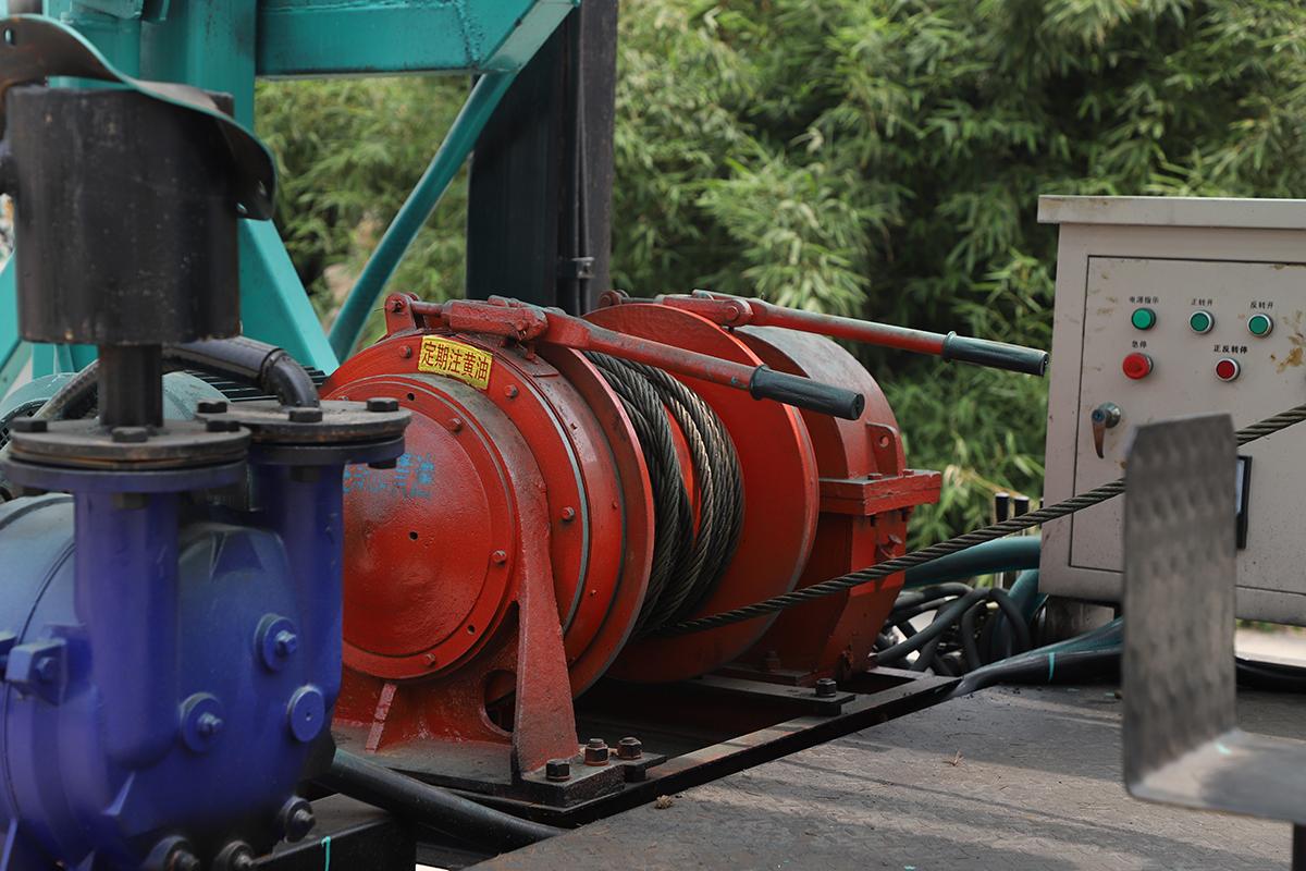 6寸鋼履帶反循環(huan)鑽機